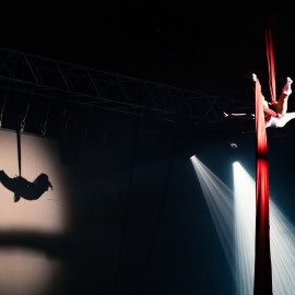 aurelia chalard machol danse la vie drap foulard tissu soie aerial silk aerien provence alpes cote d azur marseille toulon nice monaco lavandou task marignane mulhouse alsace allemagne luxembourg belgique bretagne evenement mariage noel festival jesus